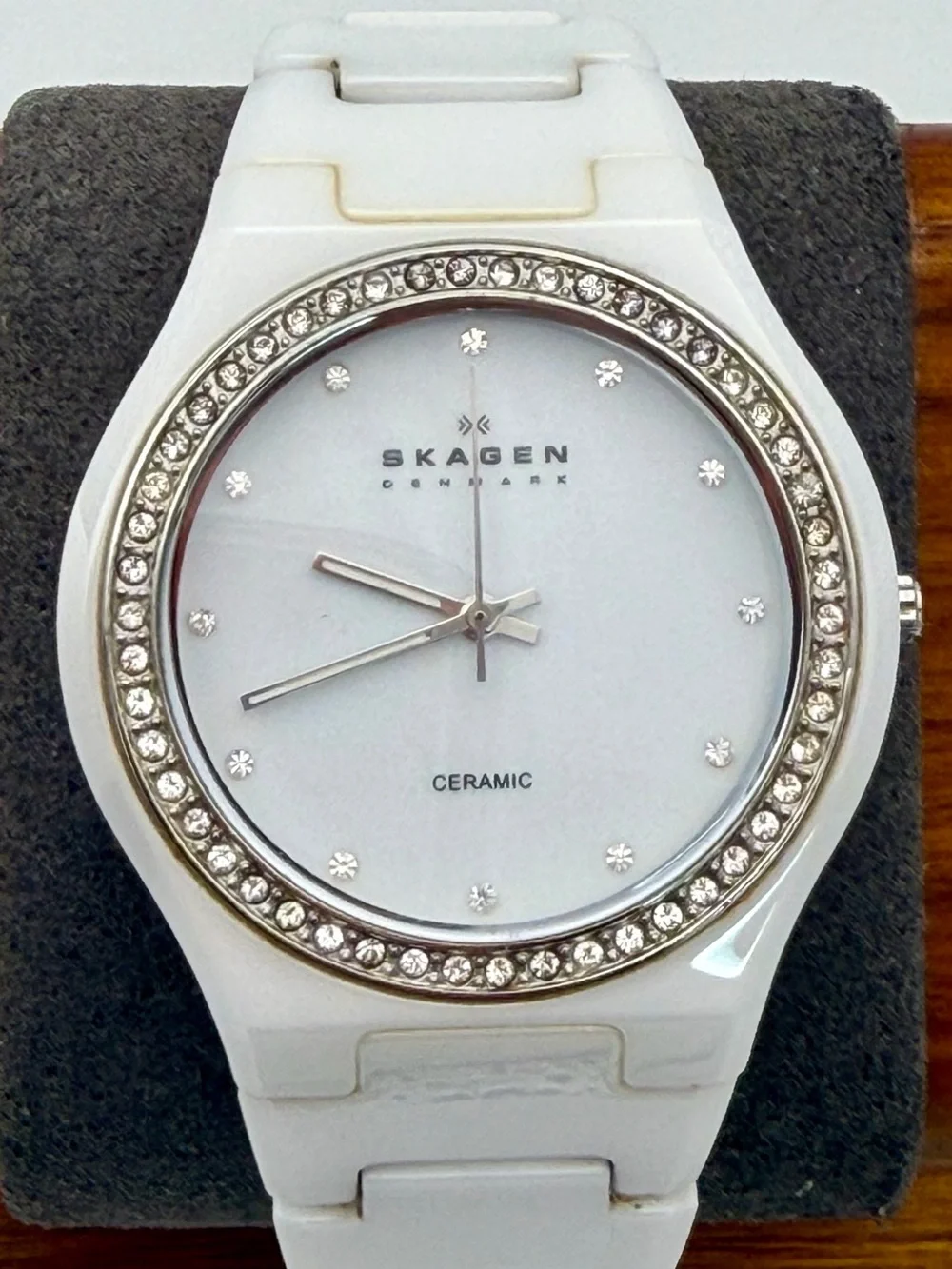 Working. Vintage Skagen White Ceramic Crystal-Accented unisex 8” Watch